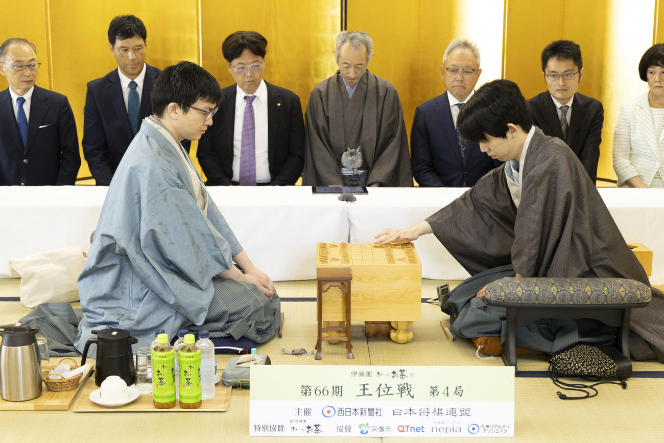 第66期王位戦7番勝負第4局に臨んだ藤井聡太王位（右）、永瀬拓矢九段（日本将棋連盟提供）
