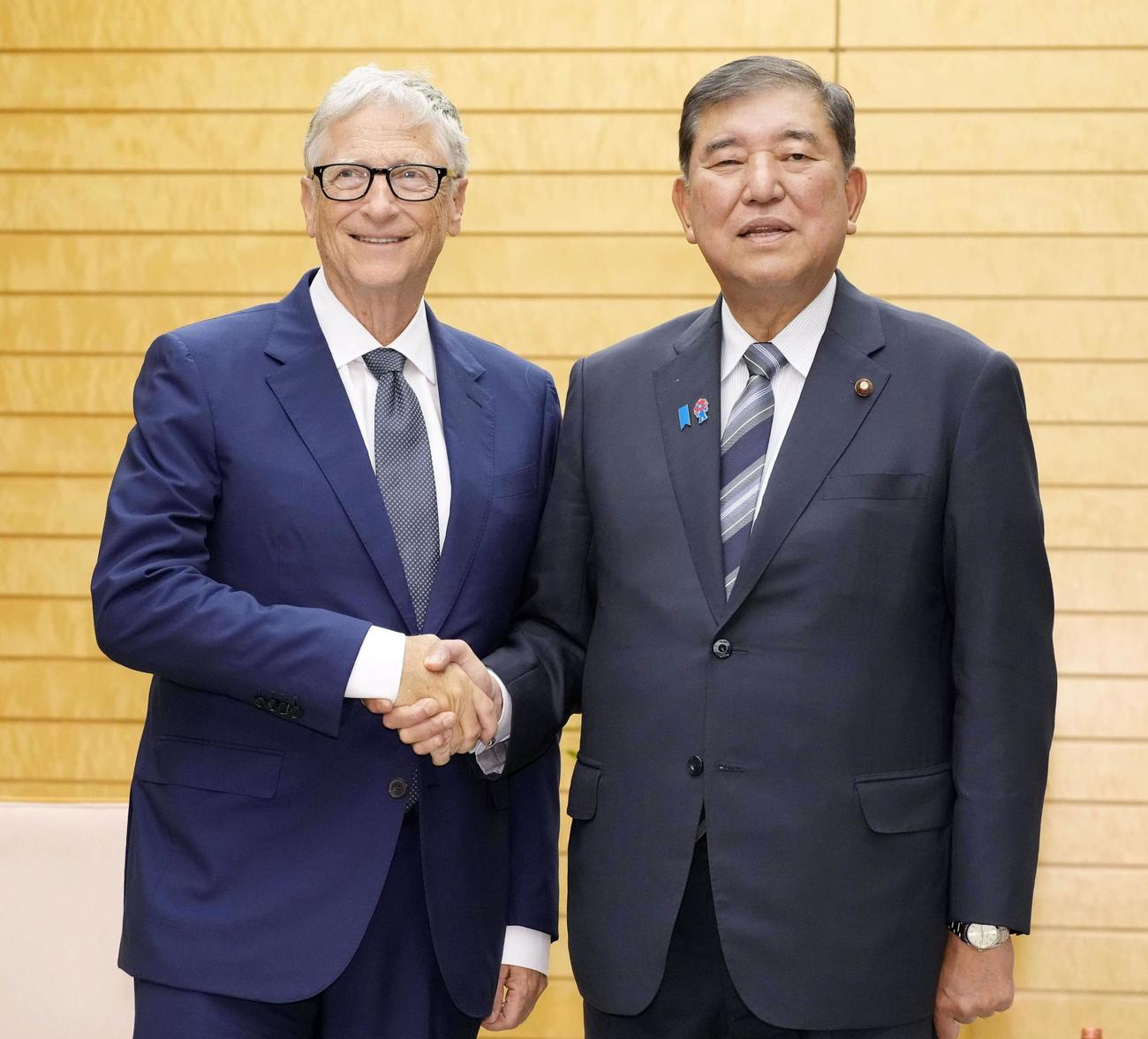 2025年8月19日、首相官邸でビル・ゲイツ氏（左）と面会し、握手する石破首相（共同）