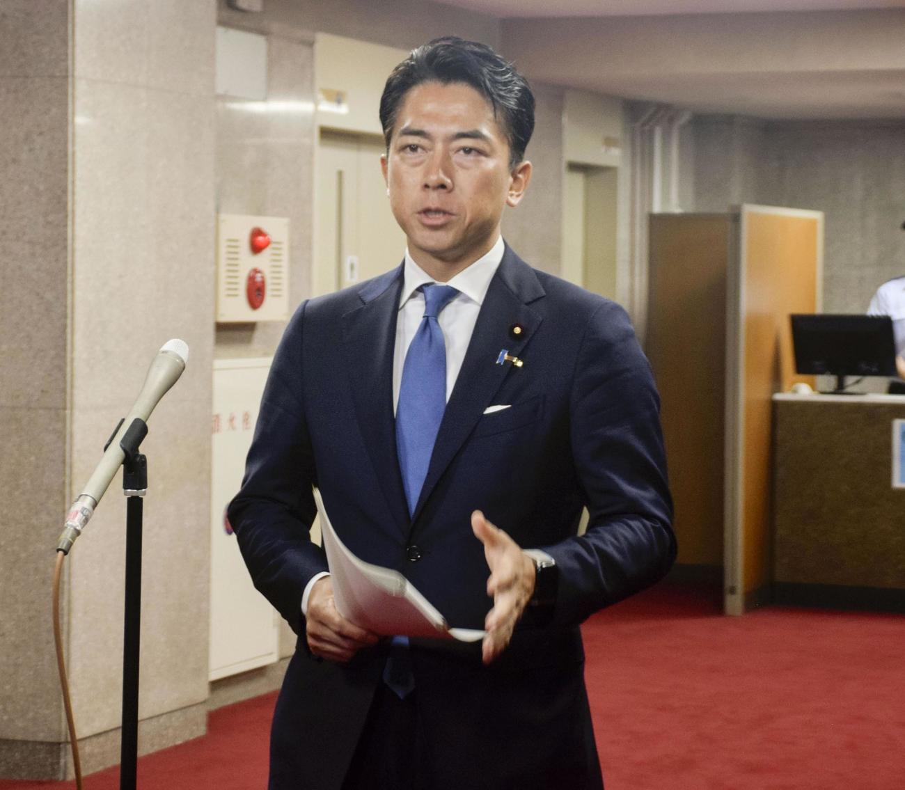 記者団の取材に応じる小泉農相（共同）
