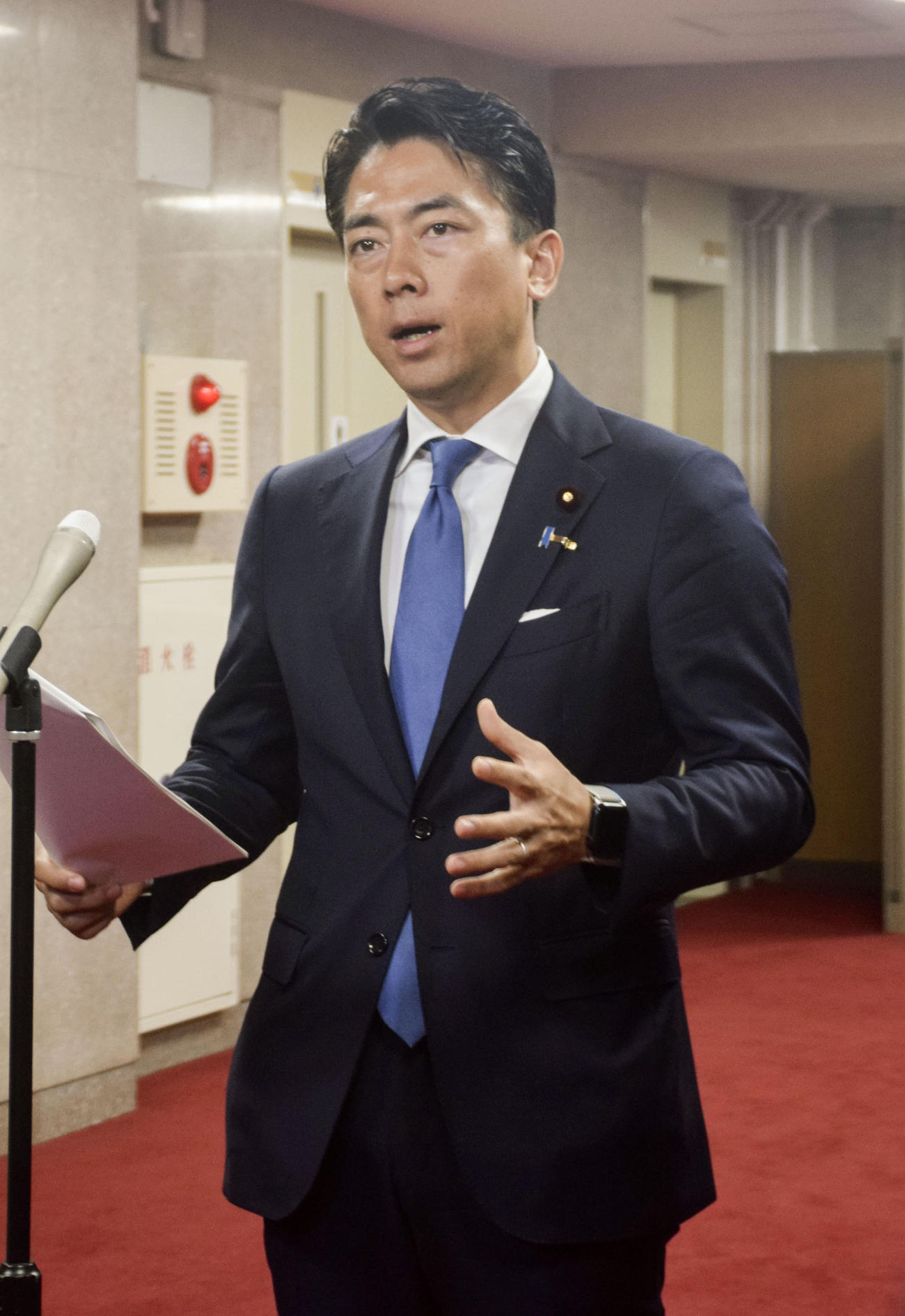 記者団の取材に応じる小泉農相（共同）