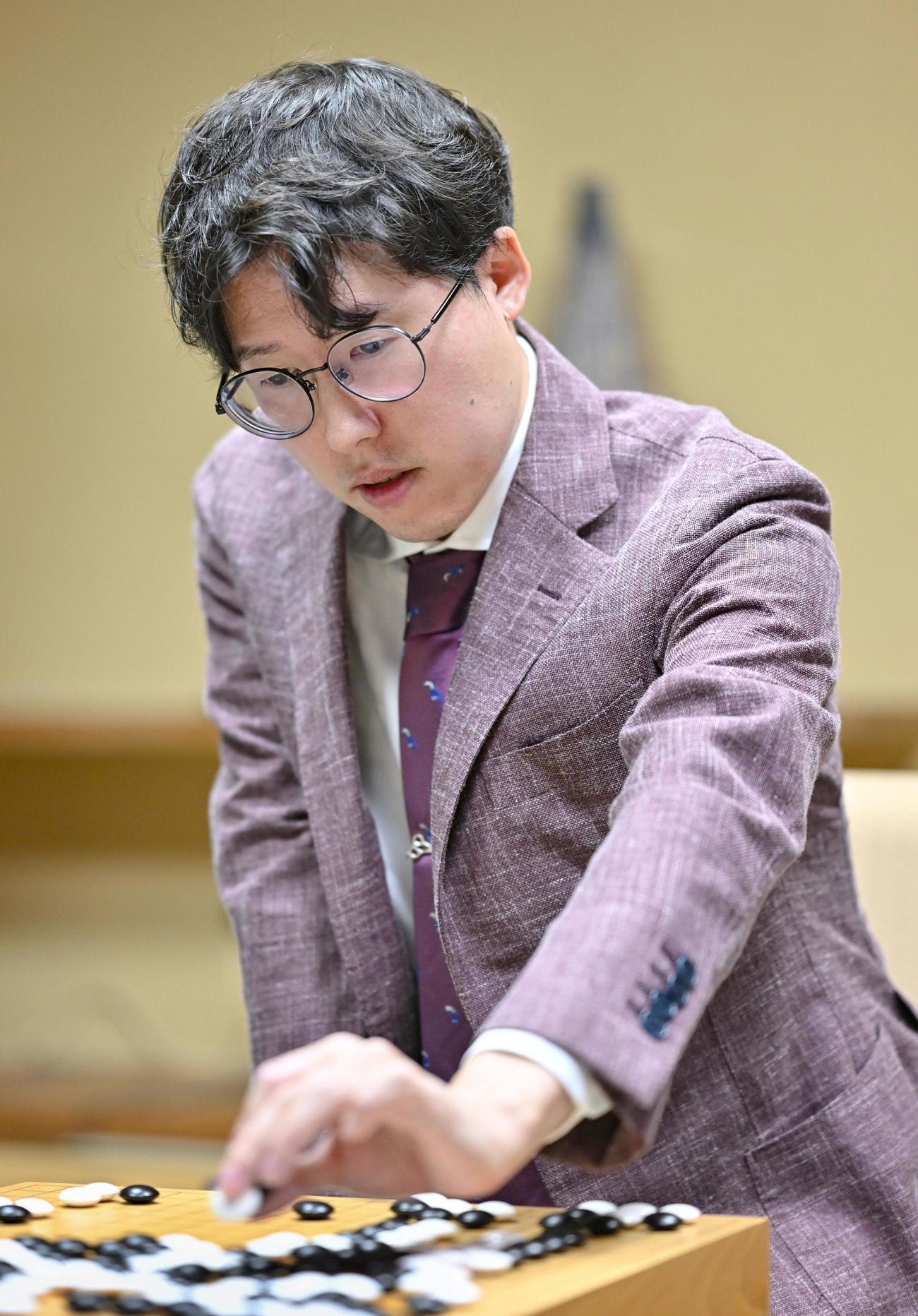 芝野虎丸十段を破りタイトルを防衛した井山裕太碁聖（共同）