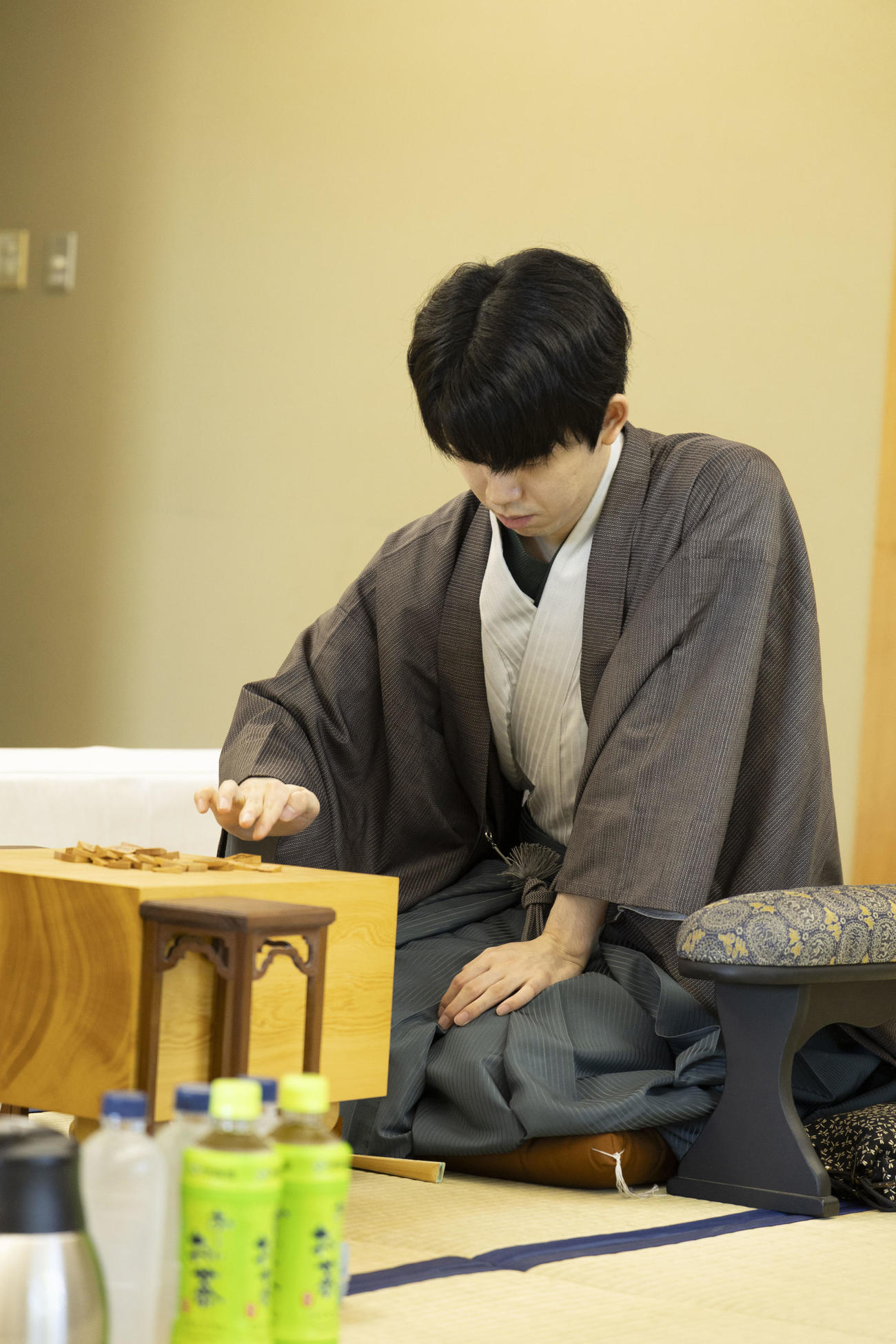 王位戦7番勝負第4局2日目に臨んだ藤井聡太王位（日本将棋連盟提供）