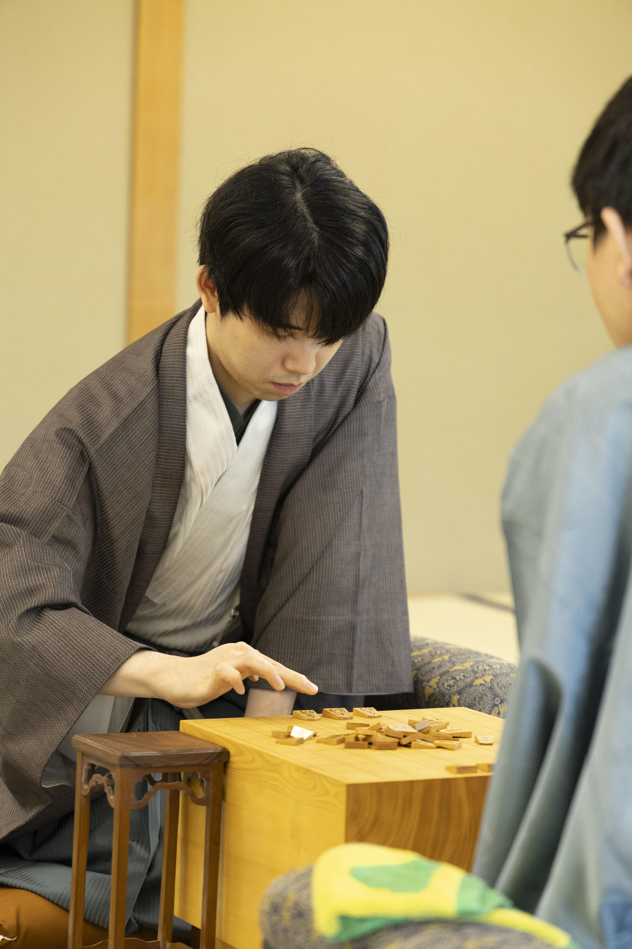 王位戦7番勝負第4局2日目に臨んだ藤井聡太王位（日本将棋連盟提供）