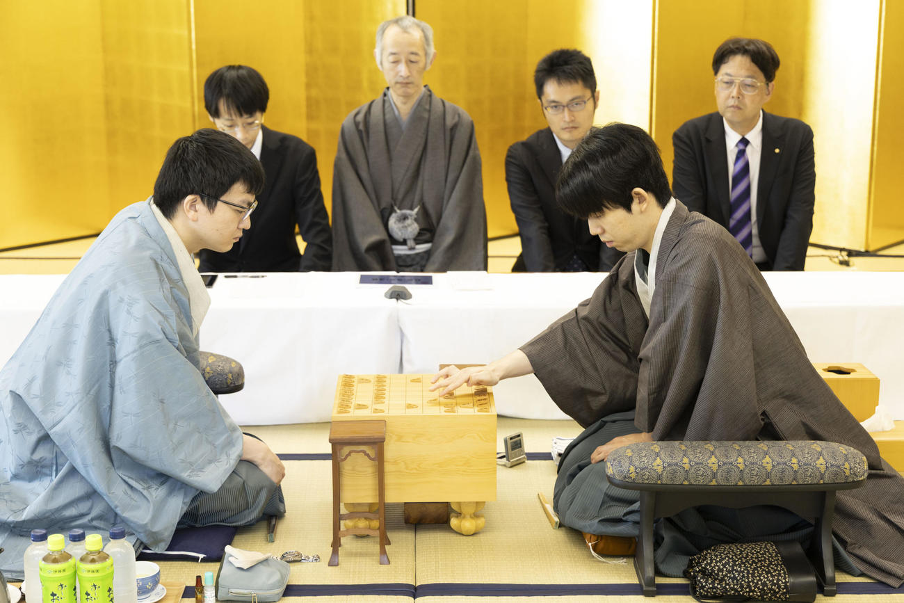 王位戦7番勝負第4局2日目に臨んだ永瀬拓矢九段（左）藤井聡太王位（日本将棋連盟提供）