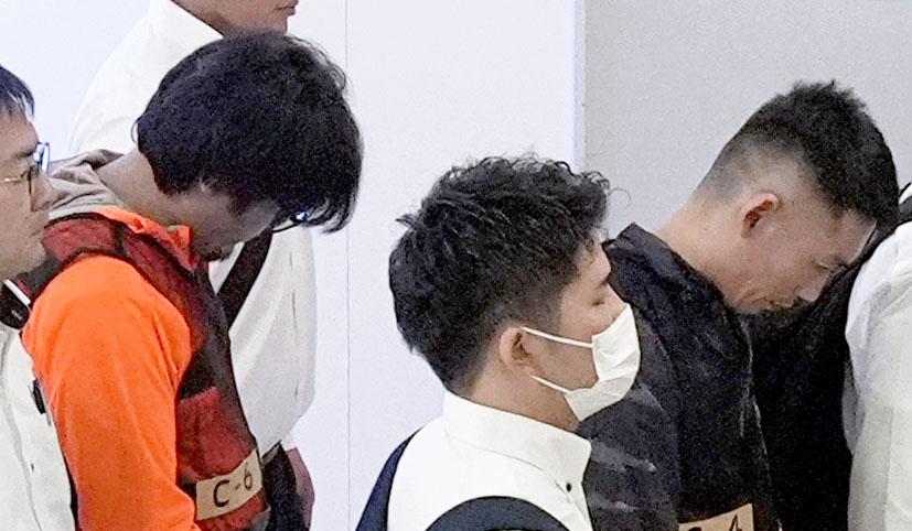 カンボジアから移送され、中部空港に到着した容疑者ら（共同）