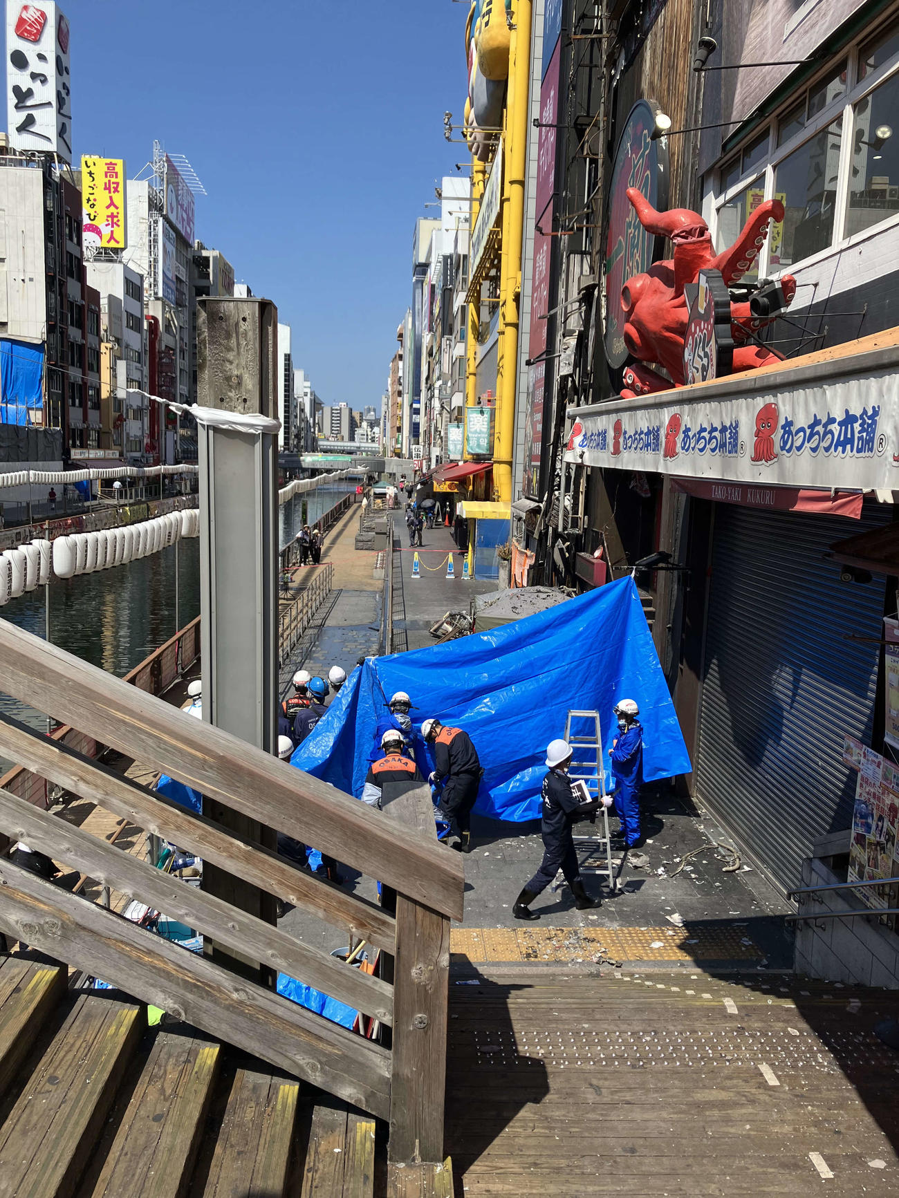 火災のあった大阪・道頓堀のビルで現場検証する消防（2025年8月撮影）