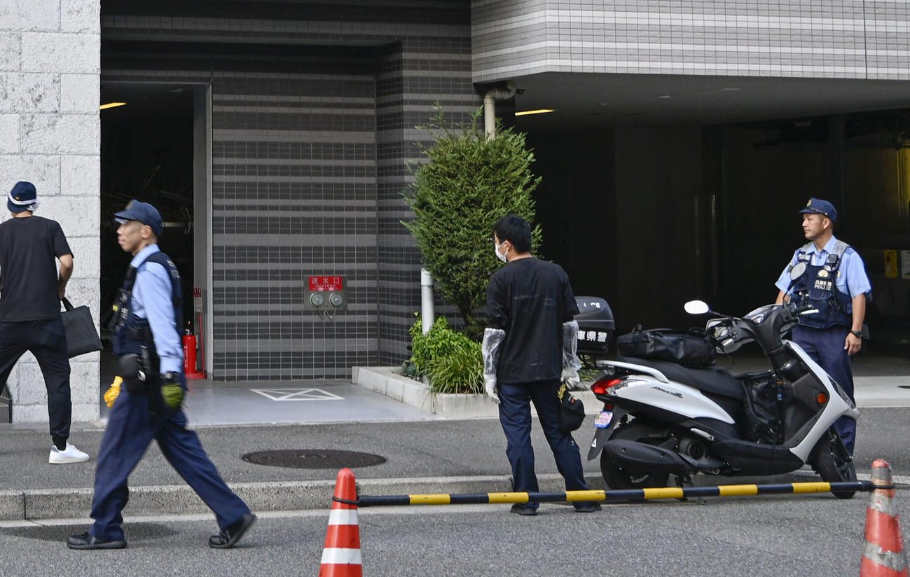 女性が刺殺された現場付近を警戒する警察官（共同）＝８月21日