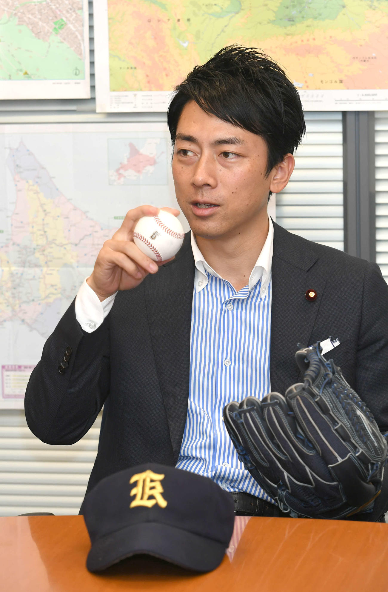 高校時代のグラブ、帽子を前にインタビューに答える小泉進次郎氏（2018年6月撮影）