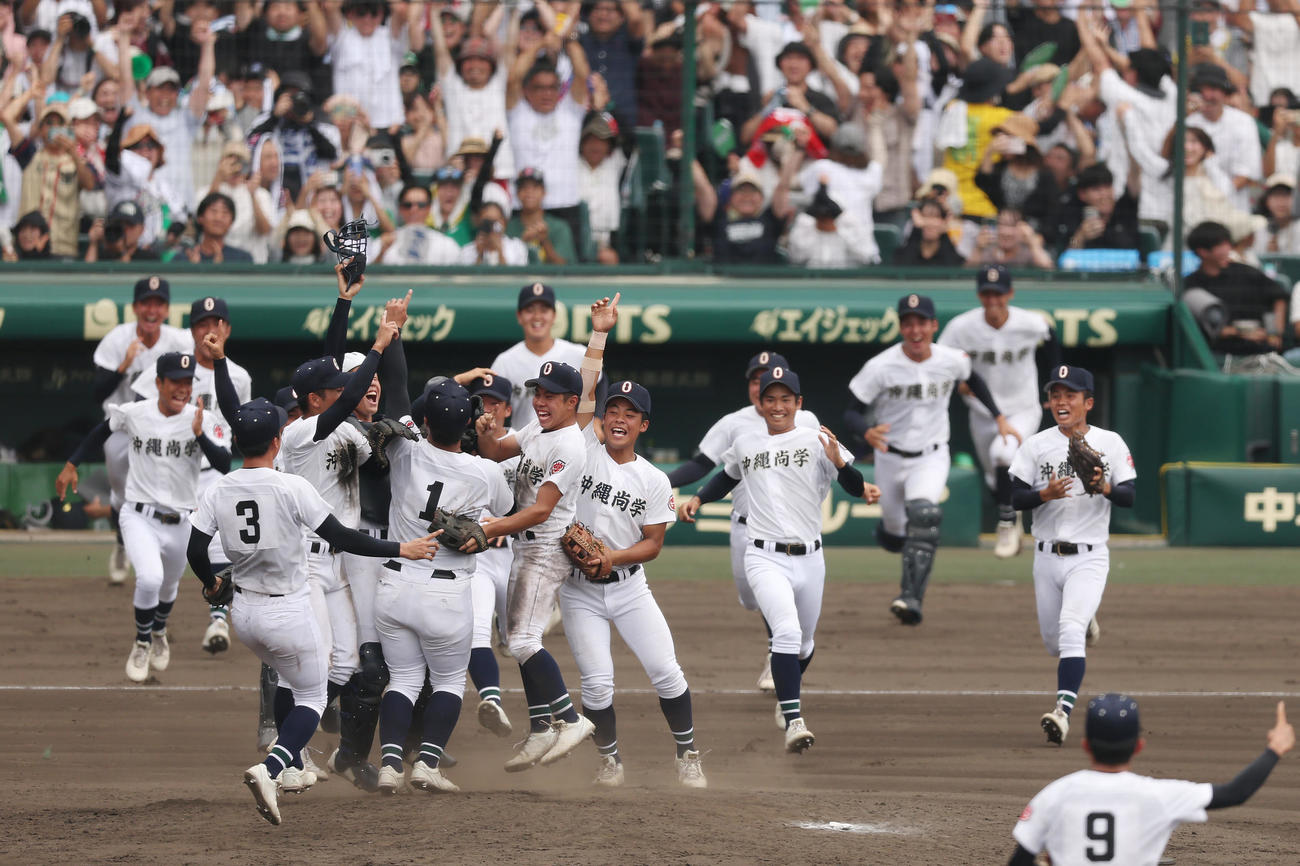 沖縄尚学対日大三　日大三を破り優勝を決め、歓喜する沖縄尚学の選手たち（撮影・前田充）