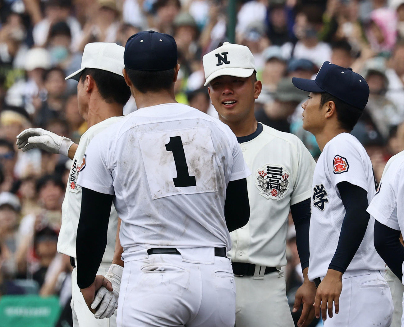 沖縄尚学対日大三　試合を終え健闘をたたえ合う日大三・近藤（中央右）と沖縄尚学・末吉（撮影・藤尾明華）