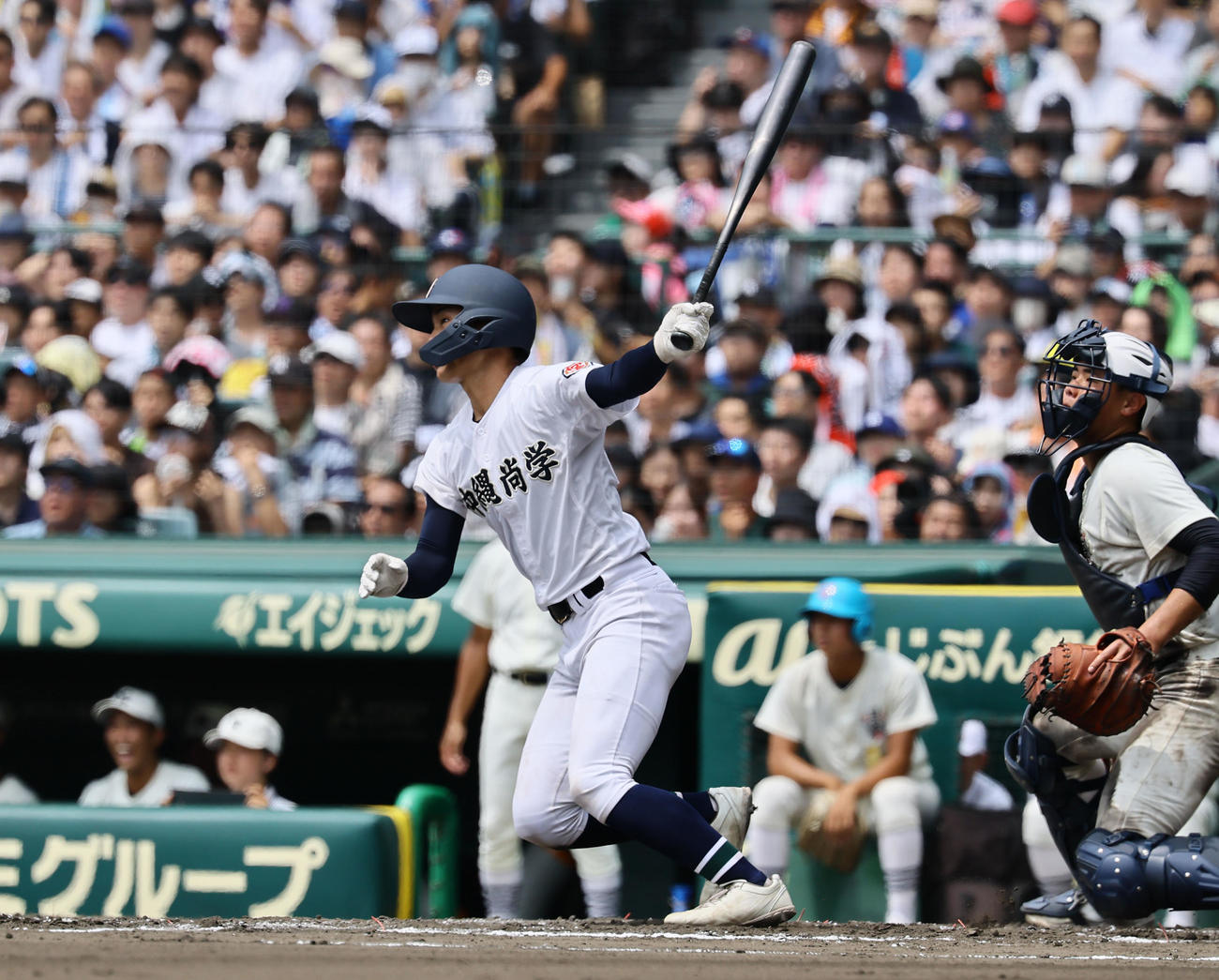 沖縄尚学対日大三　8回表沖縄尚学2死二塁、宜野座は中越えに適時二塁打を放つ（撮影・藤尾明華）