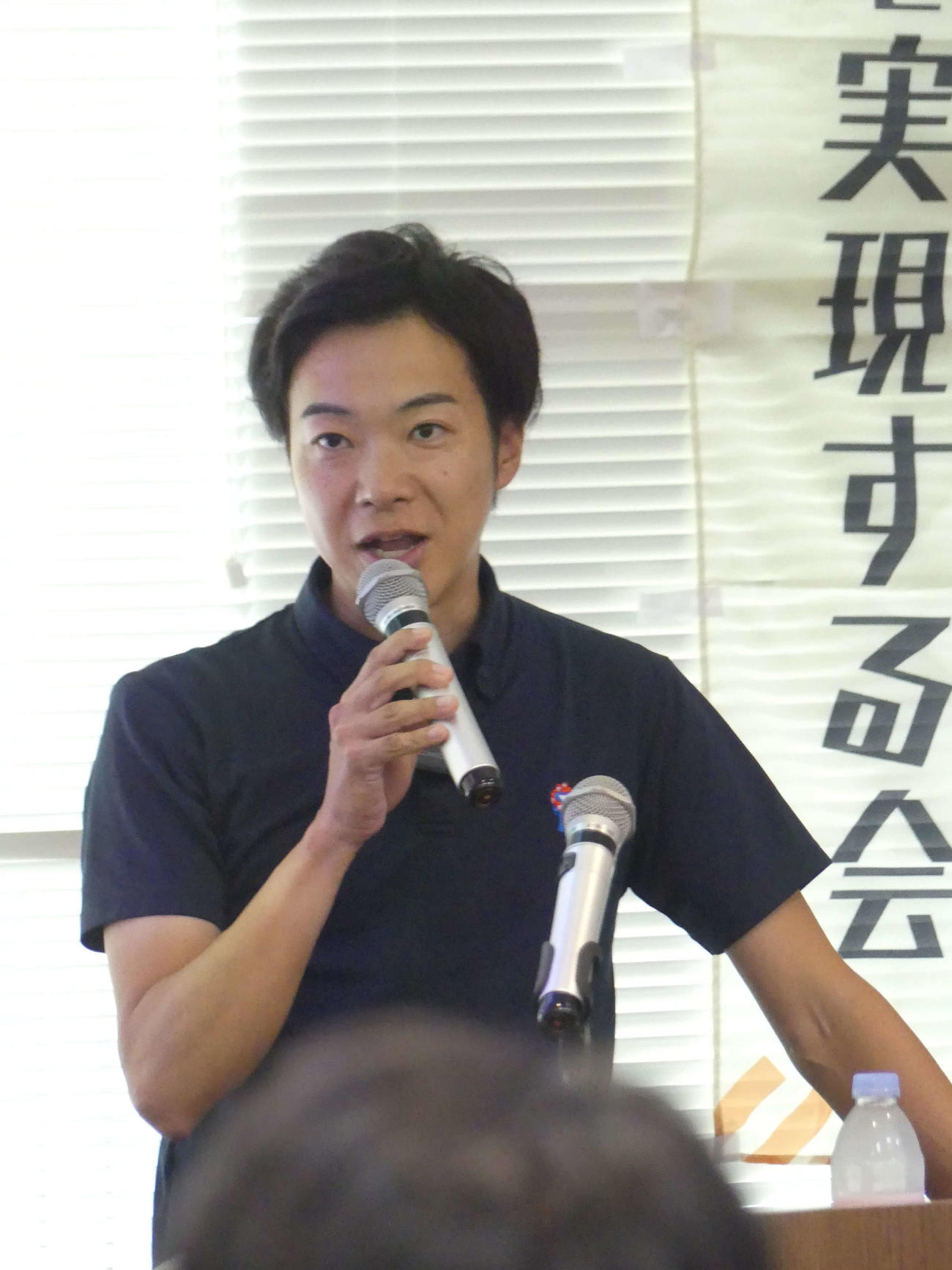 「社会保険料引き下げを実現する会」の会合であいさつする代表の音喜多駿・元参院議員