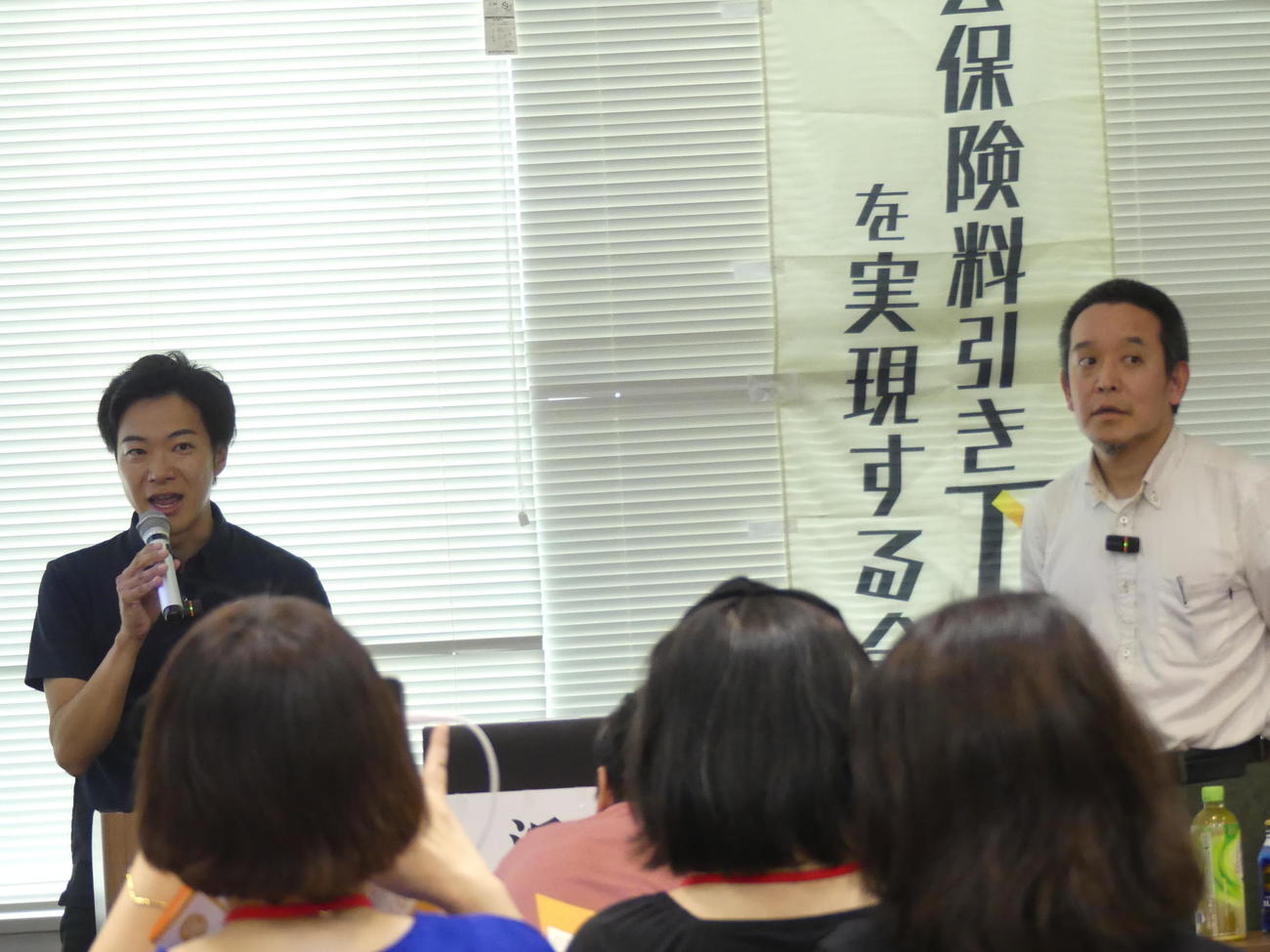 「社会保険料引き下げを実現する会」の会合であいさつする代表の音喜多駿・元参院議員。右は浜田聡・前参院議員
