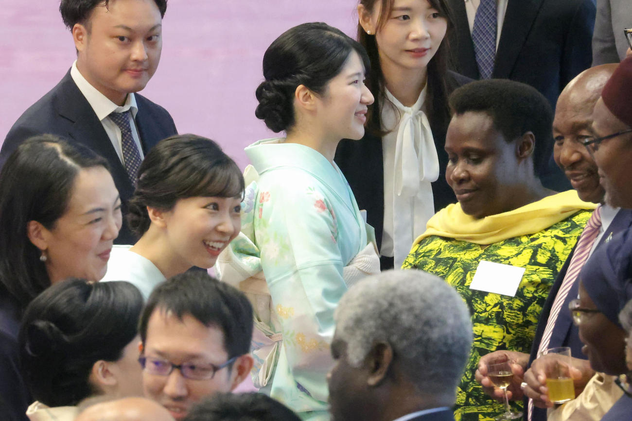 第9回「アフリカ開発会議（TICAD）」で来日中の各国首脳夫妻らと懇談される、天皇、皇后両陛下の長女愛子さまと秋篠宮家の次女佳子さま＝22日午後、皇居・宮殿（代表撮影＝共同）