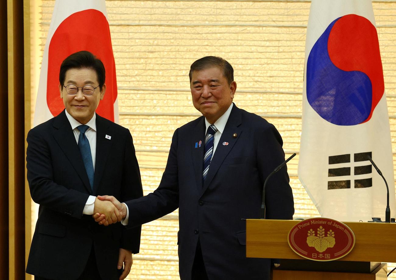 韓国の李在明大統領と石破首相（右、ロイター）