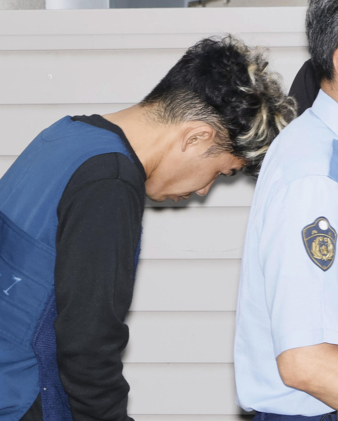 送検のため神戸・葺合署を出る谷本将志容疑者（共同）