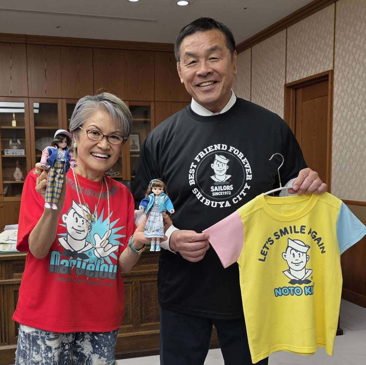 石川県の馳浩知事にリカちゃん人形とオリジナルTシャツを能登地区の子どもらに寄贈するためセーラーズ三浦静加社長が表敬訪問した