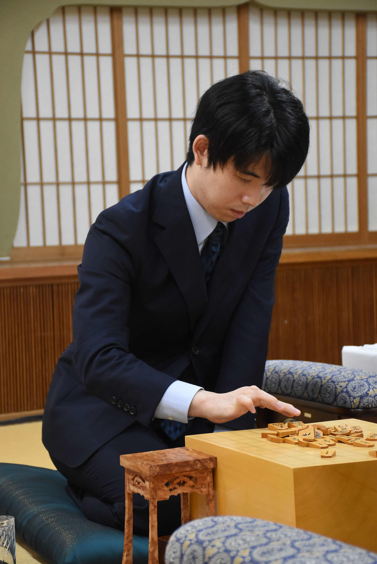 王位戦7番勝負第5局、徳島対局の前日検分を行った藤井聡太王位（日本将棋連盟提供）