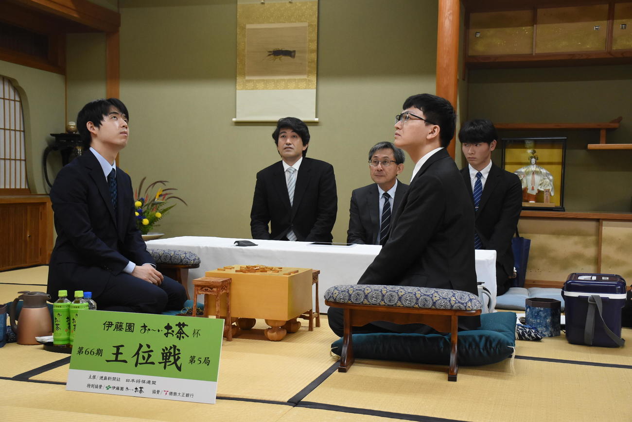 王位戦7番勝負第5局、徳島対局の前日検分を行った藤井聡太王位（左）永瀬拓矢九段（日本将棋連盟提供）