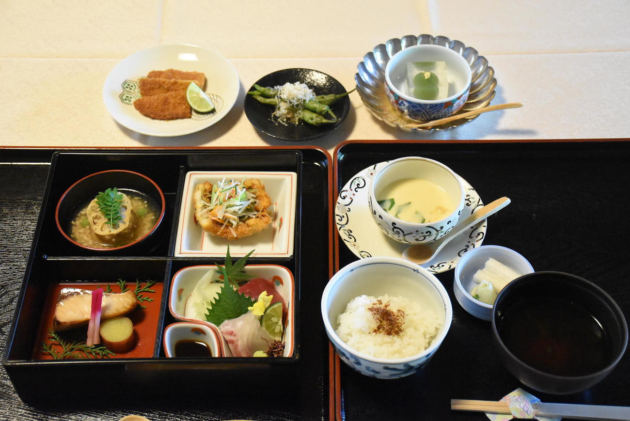 藤井聡太王位の昼食「松花堂弁当」（写真は日本将棋連盟提供）