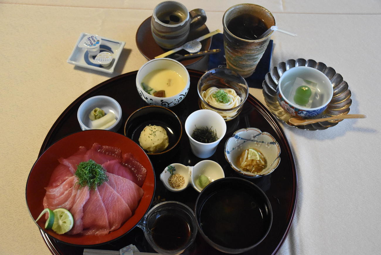 永瀬拓矢九段の昼食「鉄火丼」（写真は日本将棋連盟提供）