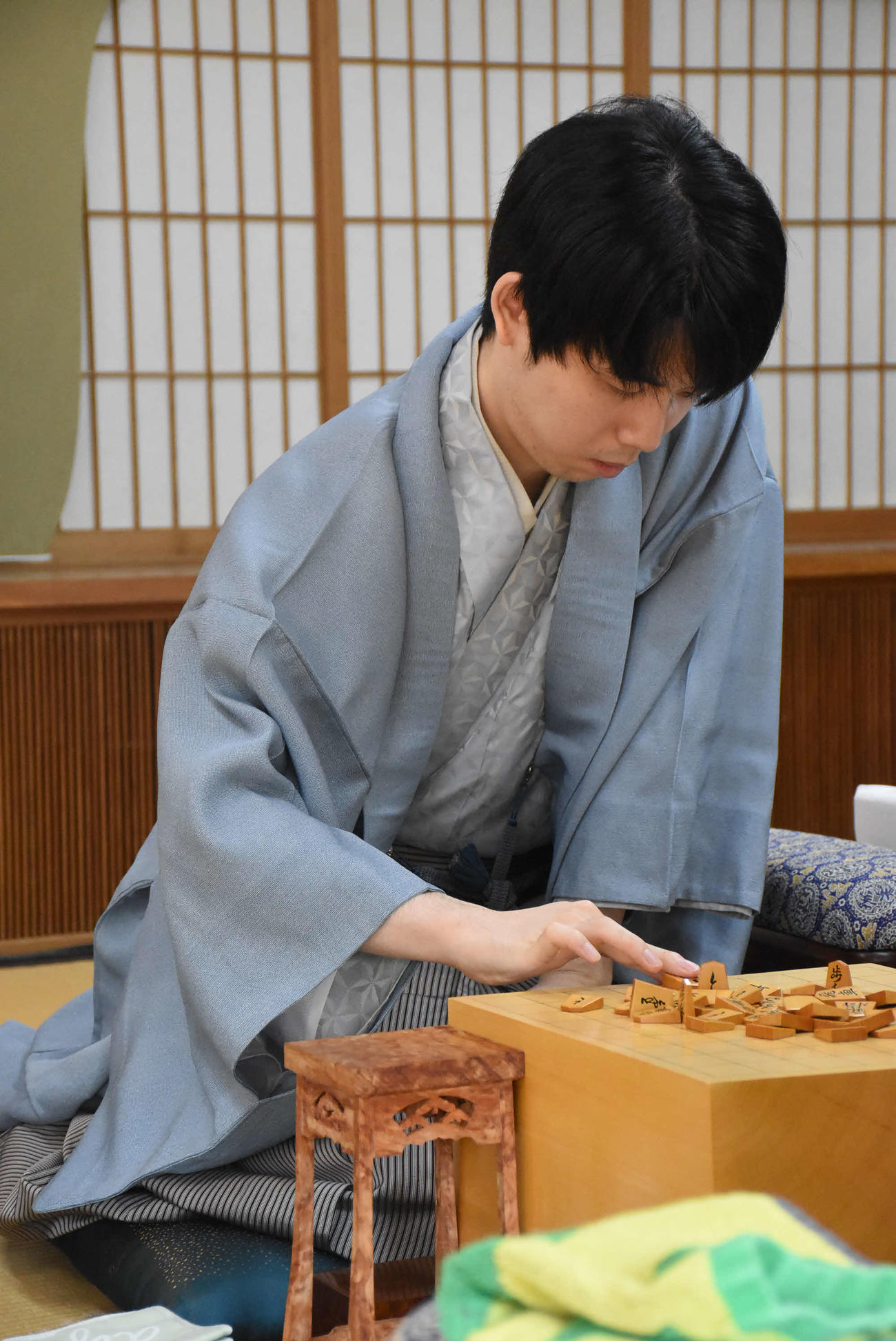 王位戦7番勝負第5局に臨んだ藤井聡太王位（写真は日本将棋連盟提供）