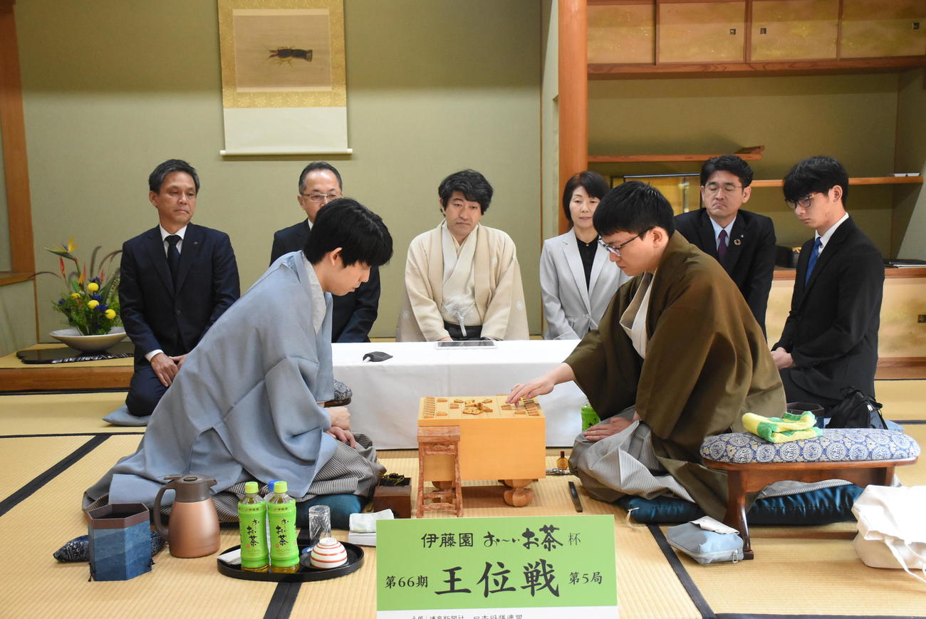 王位戦7番勝負第5局に臨んだ藤井聡太王位（左）、永瀬拓矢九段（写真は日本将棋連盟提供）