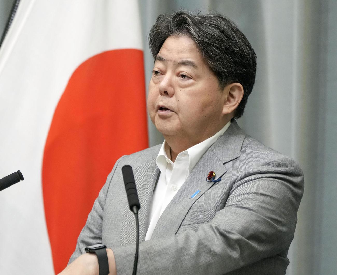 記者会見する林官房長官（共同）