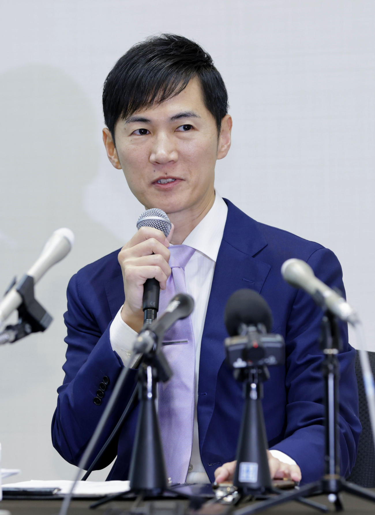 記者会見する政治団体「再生の道」の石丸伸二代表（共同）