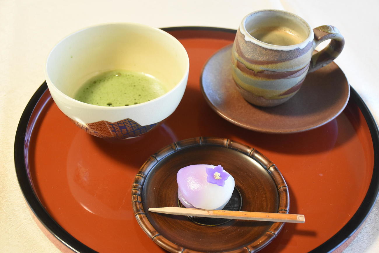 永瀬拓矢九段の午前のおやつ「季節の和菓子」「抹茶」（日本将棋連盟提供）