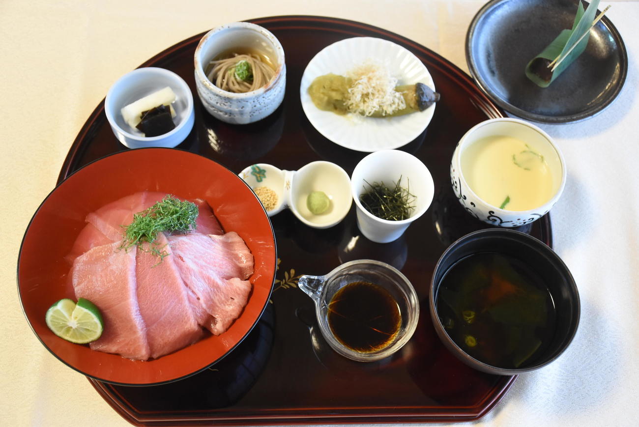 藤井聡太王位の昼食「鉄火丼」。小鉢は「焼き茄子「祖谷そば」（日本将棋連盟提供）