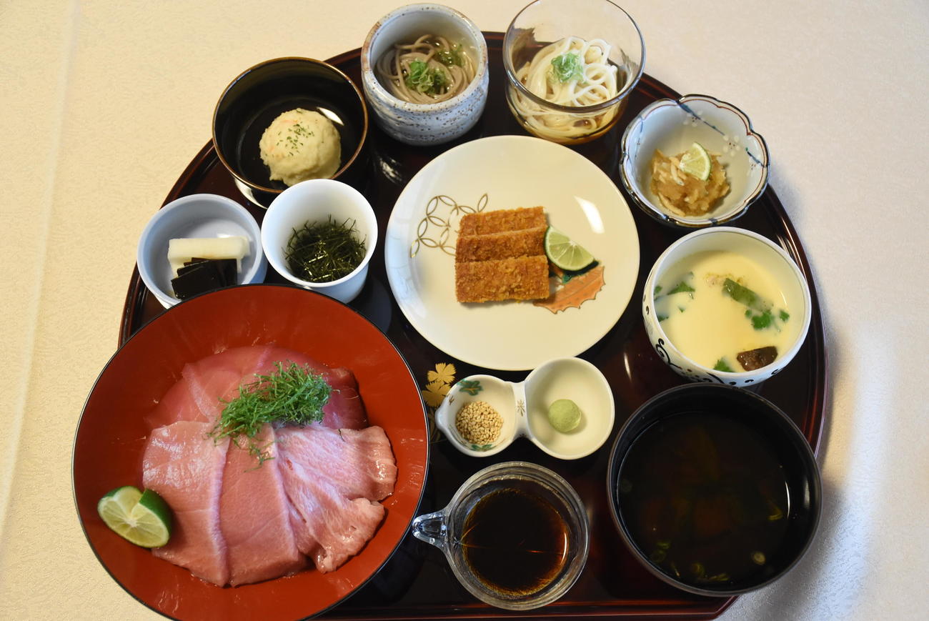 永瀬拓矢九段の昼食「鉄火丼」。小鉢は「半田そうめん」「ポテトサラダ」「しらすおろし」「祖谷そば」「フィッシュカツ」（日本将棋連盟提供）