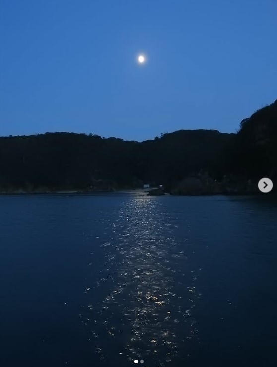 静養先の須崎御用邸で天皇陛下が撮影された、敷地内の三井浜から見える月（宮内庁インスタグラムから）