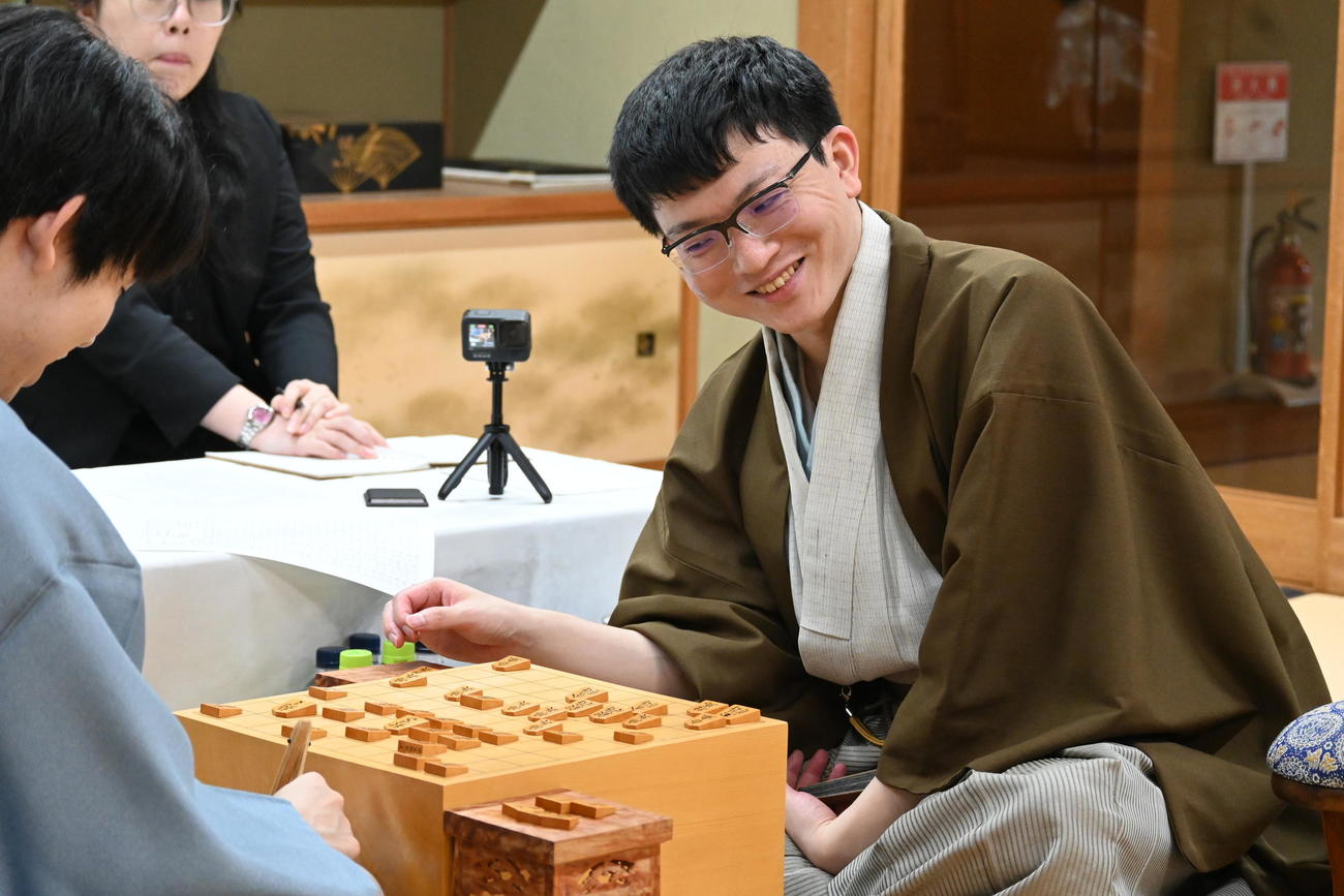 終局後、感想戦を行う永瀬拓矢九段（撮影・松浦隆司）
