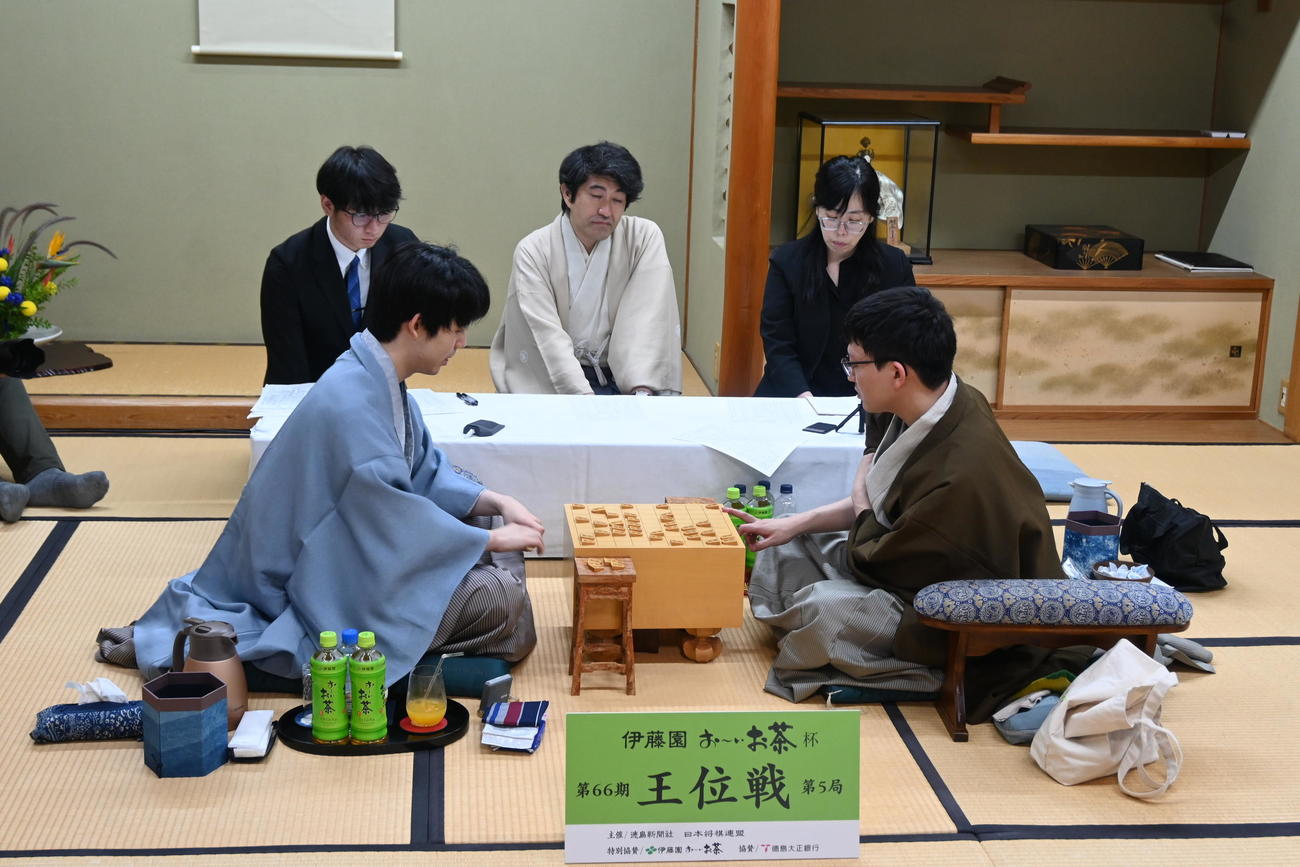 終局後、感想戦を行う永瀬拓矢九段（右）と藤井聡太王位（撮影・松浦隆司）