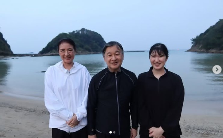静養先の須崎御用邸敷地内にある三井浜で、海水浴を楽しまれた天皇ご一家（宮内庁インスタグラムから）