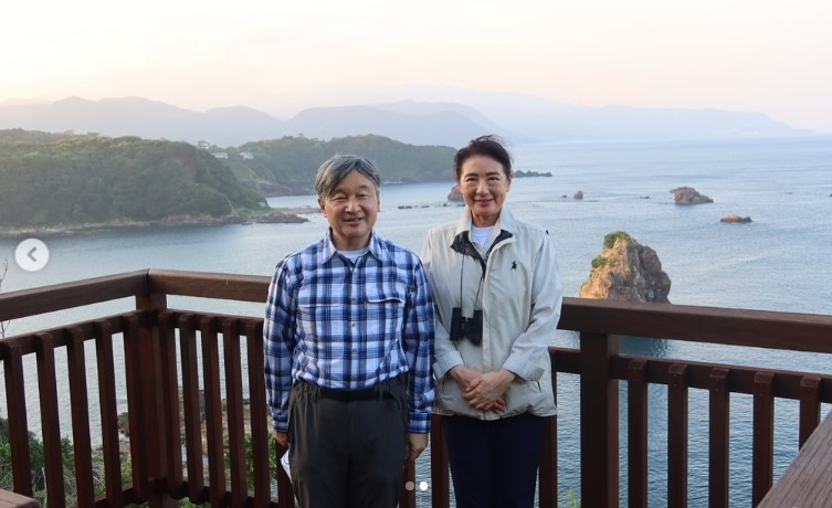 静養先の須崎御用邸で、敷地内の展望台に足を運ばれた天皇、皇后両陛下（宮内庁インスタグラムから）