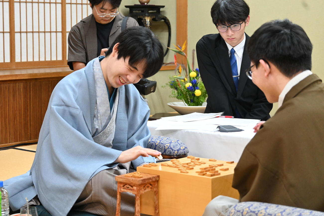 終局後、永瀬拓矢九段（右）と感想戦を行う藤井聡太王位（撮影・松浦隆司）