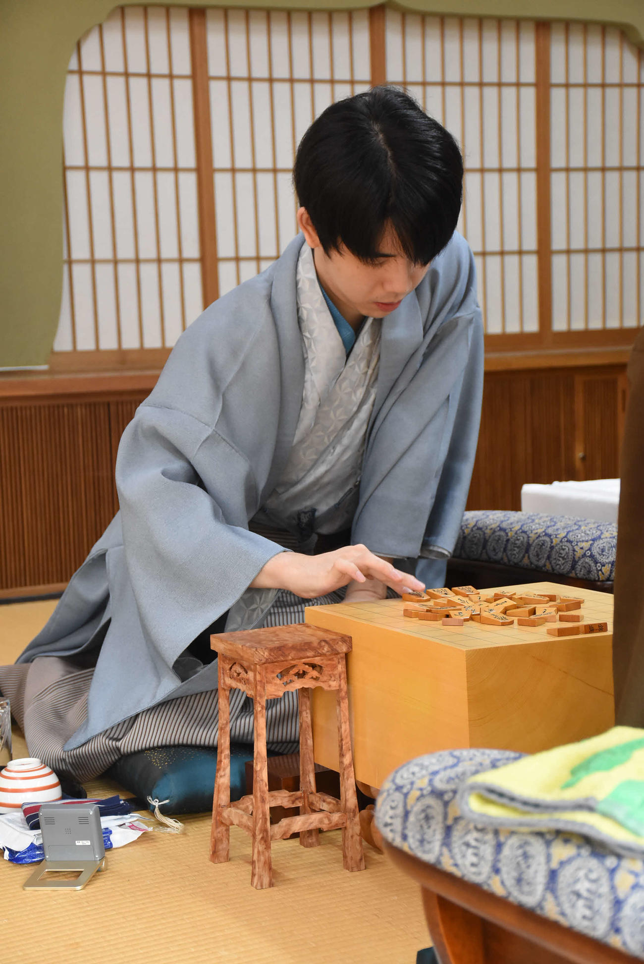 王位戦7番勝負第5局2日目に臨んだ藤井聡太王位（日本将棋連盟提供）