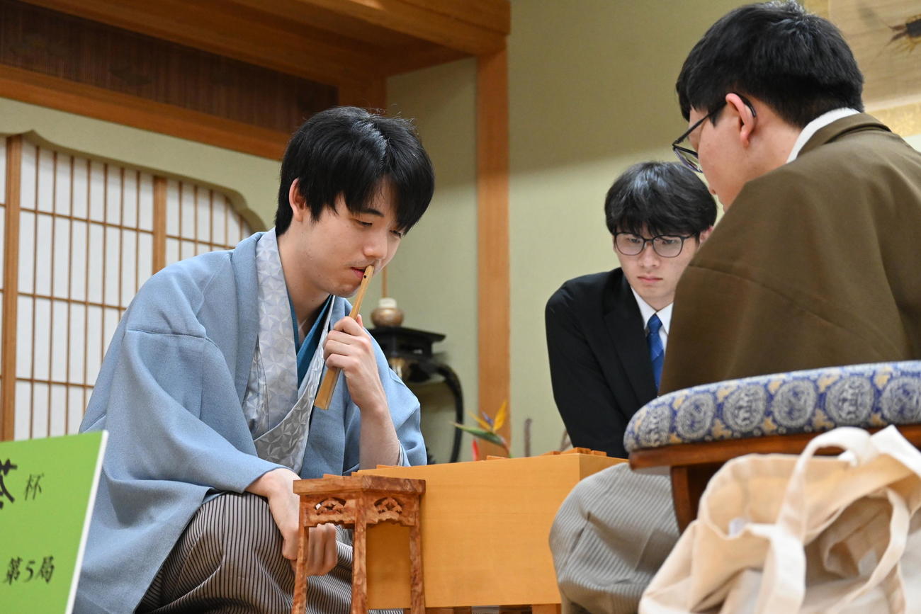 終局後、永瀬拓矢九段（右）と感想戦を行う藤井聡太王位（撮影・松浦隆司）