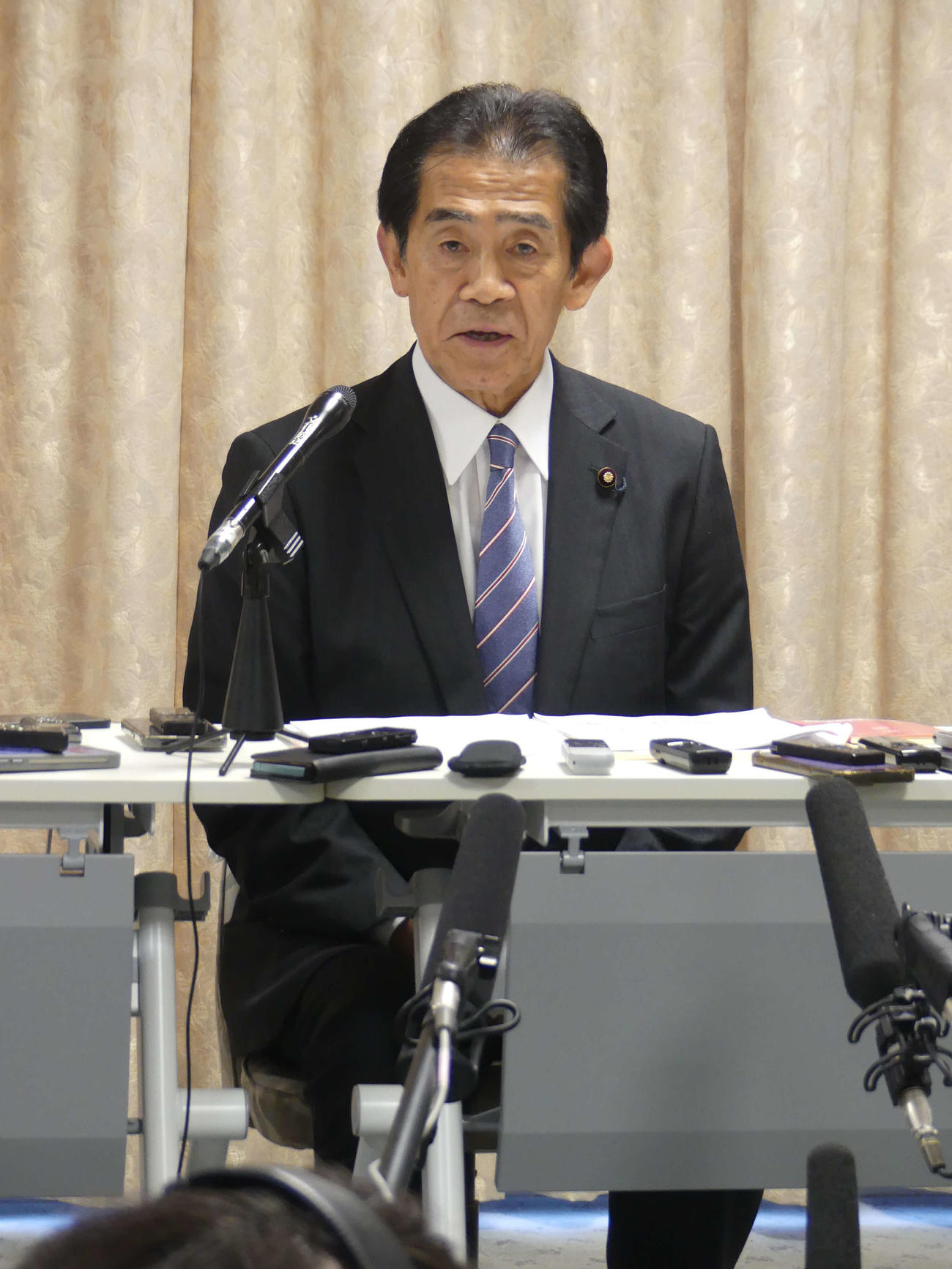 総裁選前倒しを求めた議員や地方組織の名前はすべて公表すると記者会見で発表した自民党総裁選管理委員会の逢沢一郎委員長（撮影・中山知子）