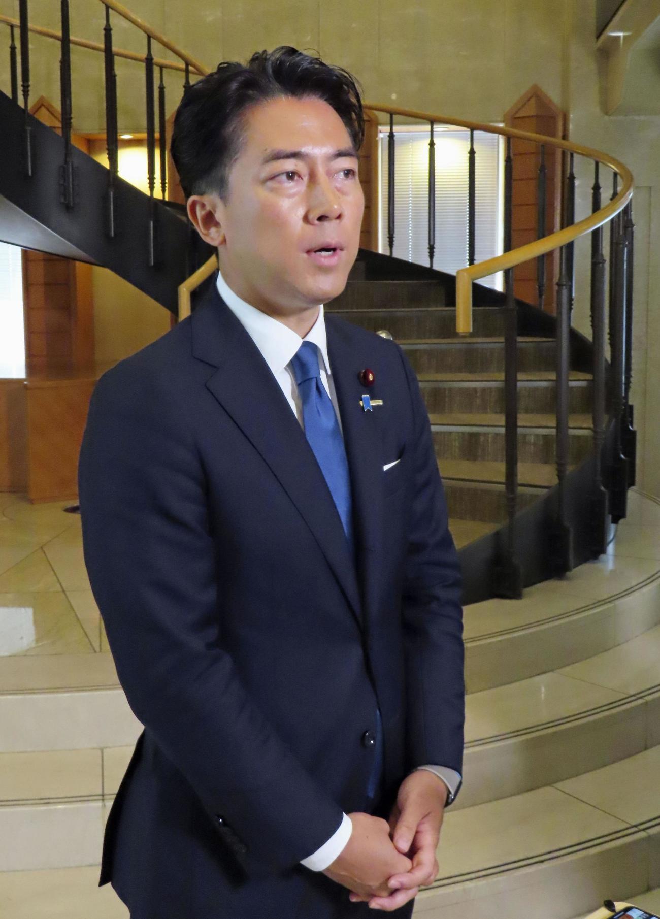 記者団の取材に応じる小泉農相（共同）