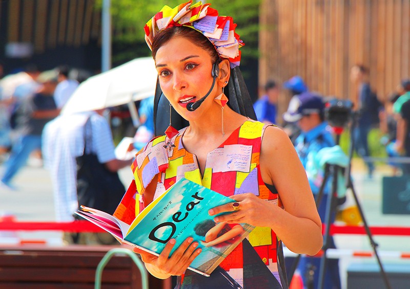 大阪・関西万博の会場で開催された「MERRY EXPO」のイベントで朗読劇による平和のメッセージ発信を行うサヘル・ローズ（水谷事務所提供）