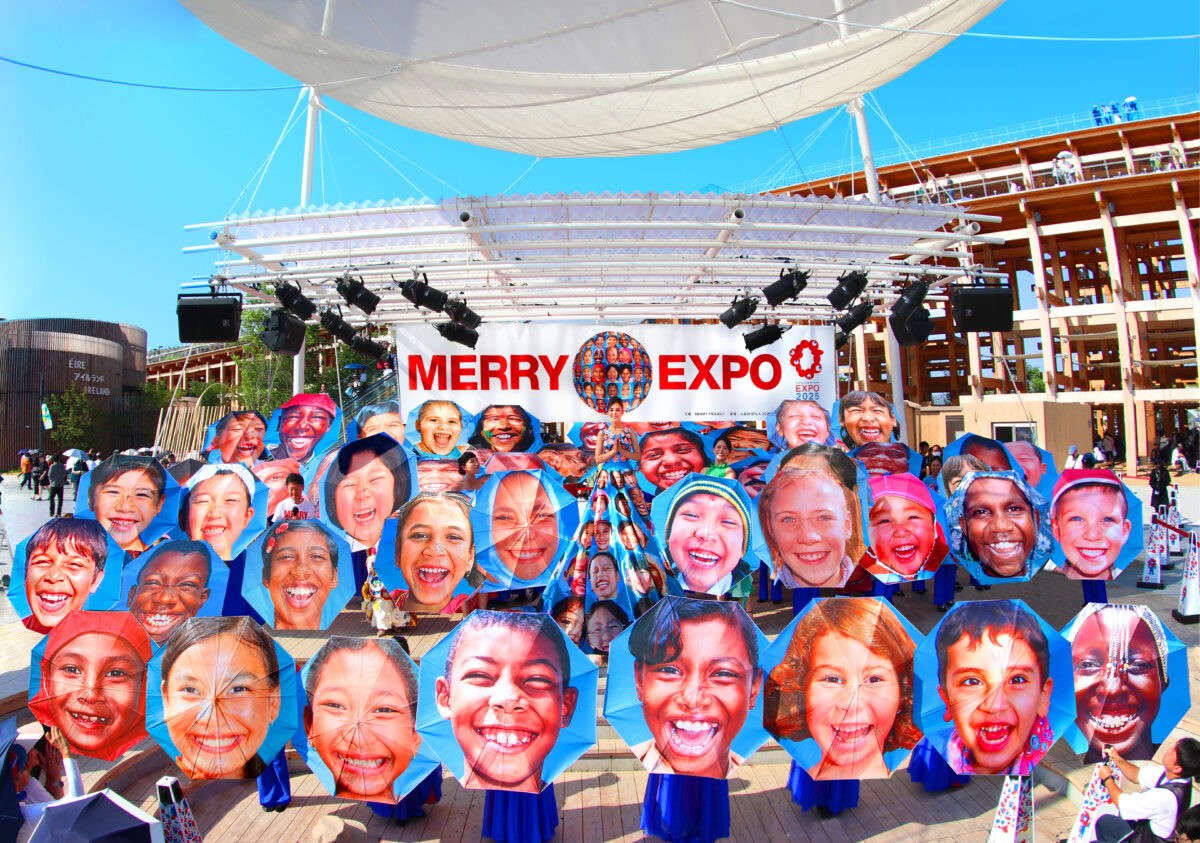 大阪・関西万博の会場で「MERRY EXPO」と題したイベントを開催し、「笑顔の傘」を披露したメリープロジェクト（水谷事務所提供）