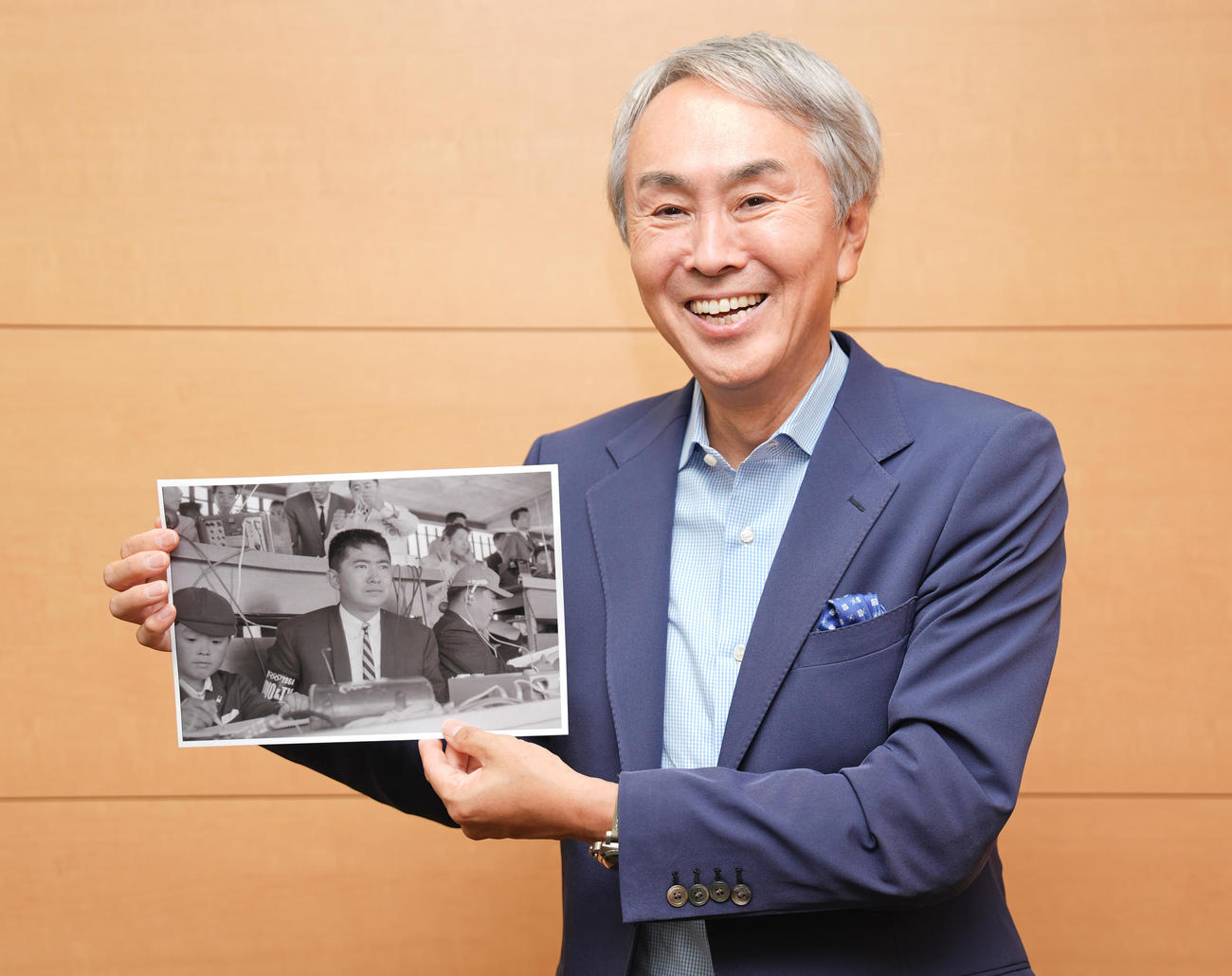 64年東京五輪の開会式で父慎太郎さんと一緒に納まる写真を手に笑顔の石原伸晃氏（撮影・鈴木みどり）