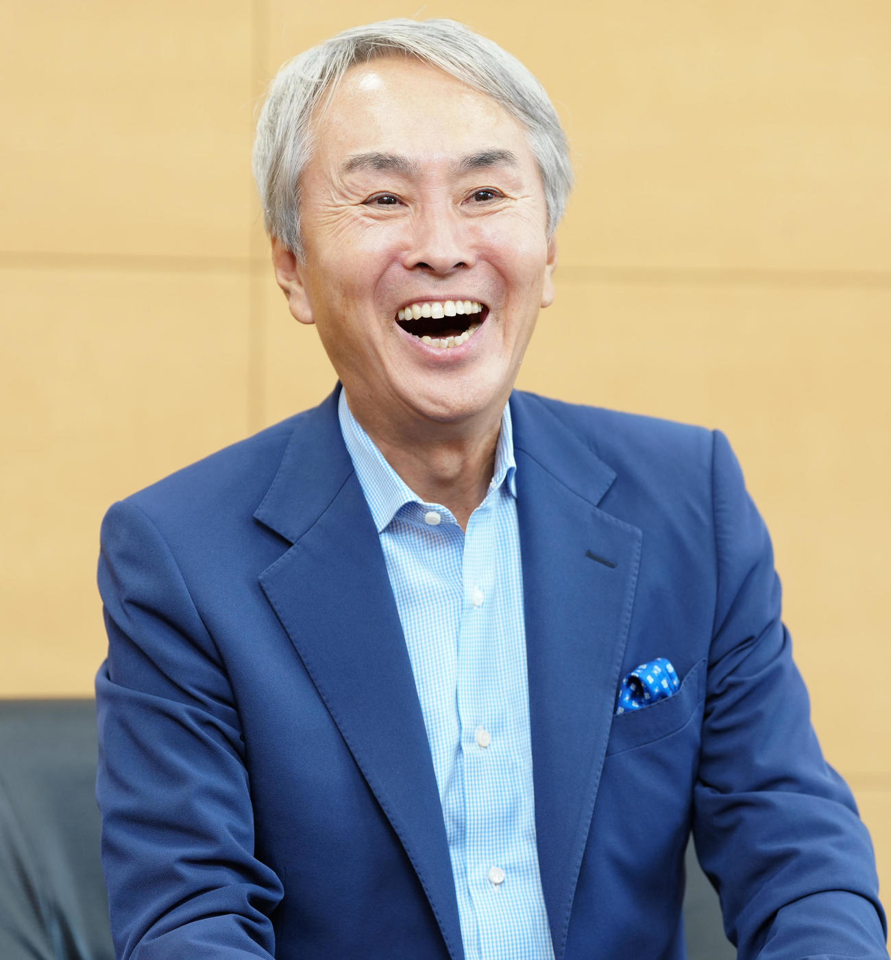インタビューで笑顔を見せる石原伸晃氏（撮影・鈴木みどり）