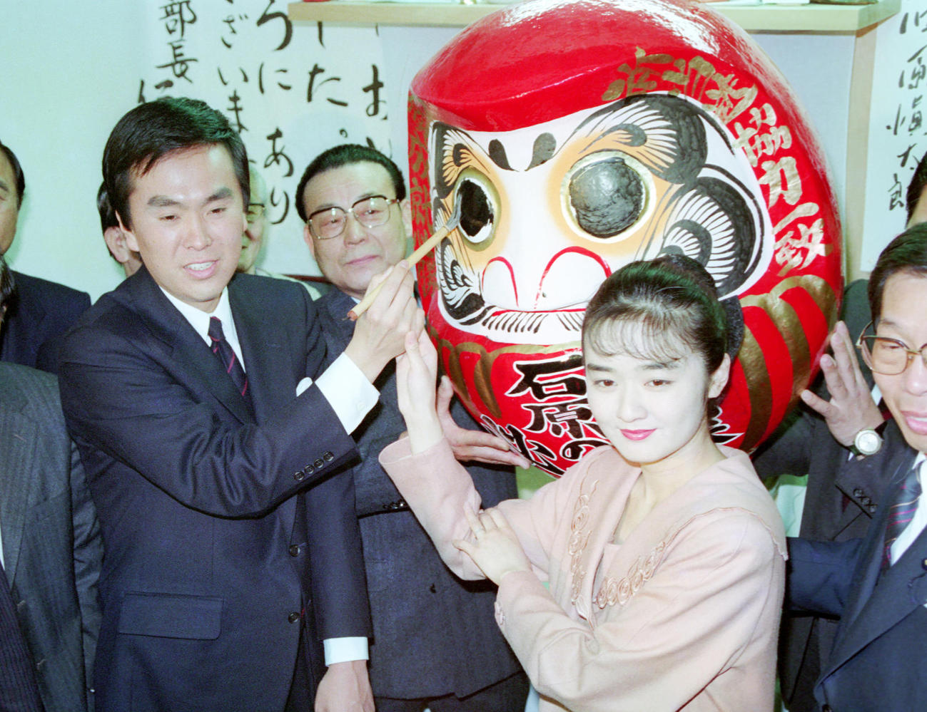 90年2月、衆院選で初当選した石原伸晃氏（左）