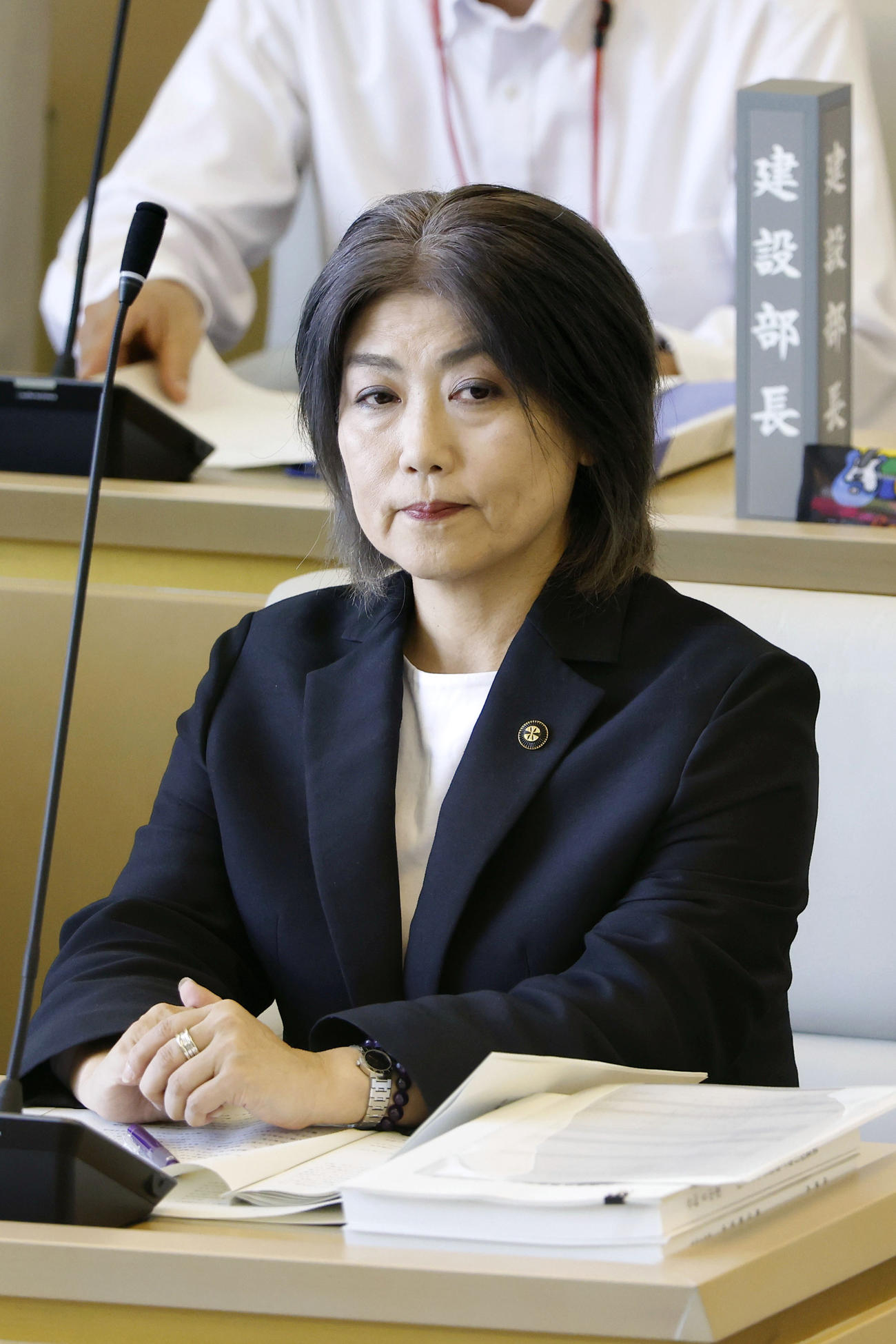 静岡県伊東市議会の本会議に出席する田久保真紀市長＝1日午前（共同）