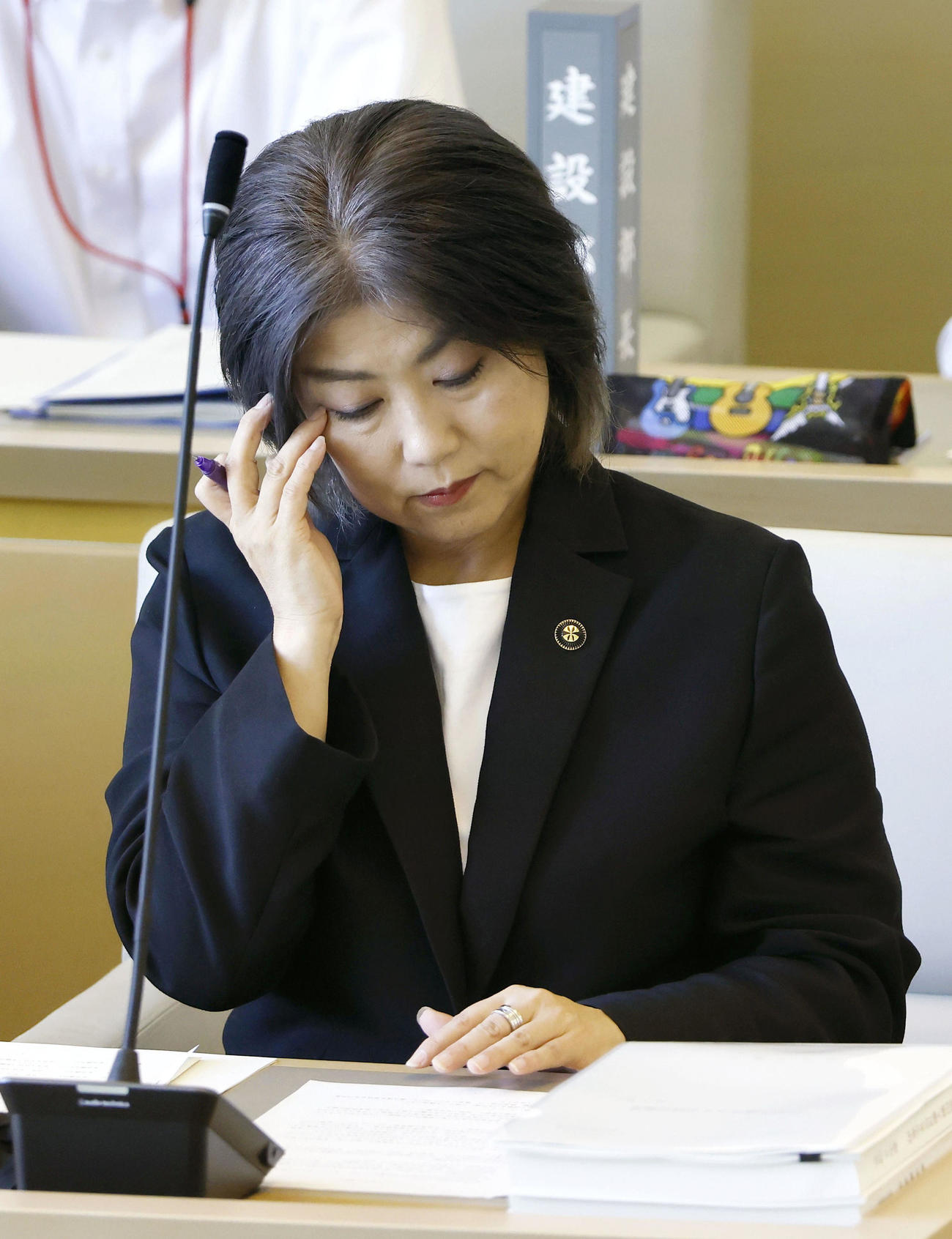 静岡県伊東市議会の本会議に出席する田久保真紀市長＝1日午前（共同）