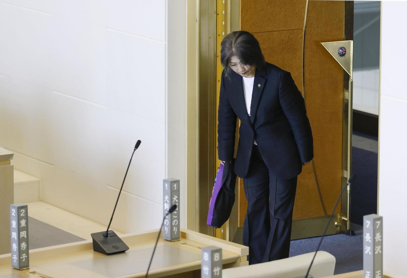 静岡県伊東市議会本会議のため、議場に入る田久保真紀市長＝1日午前（共同）